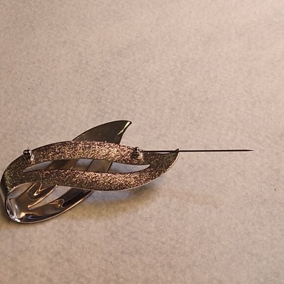 Elegant Silver Abstract Brooch - Picture 5 of 5